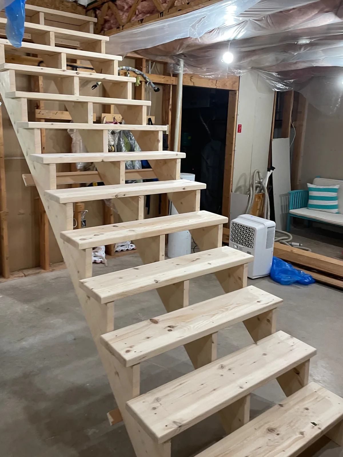 Maßgefertigte Kiefernholztreppe