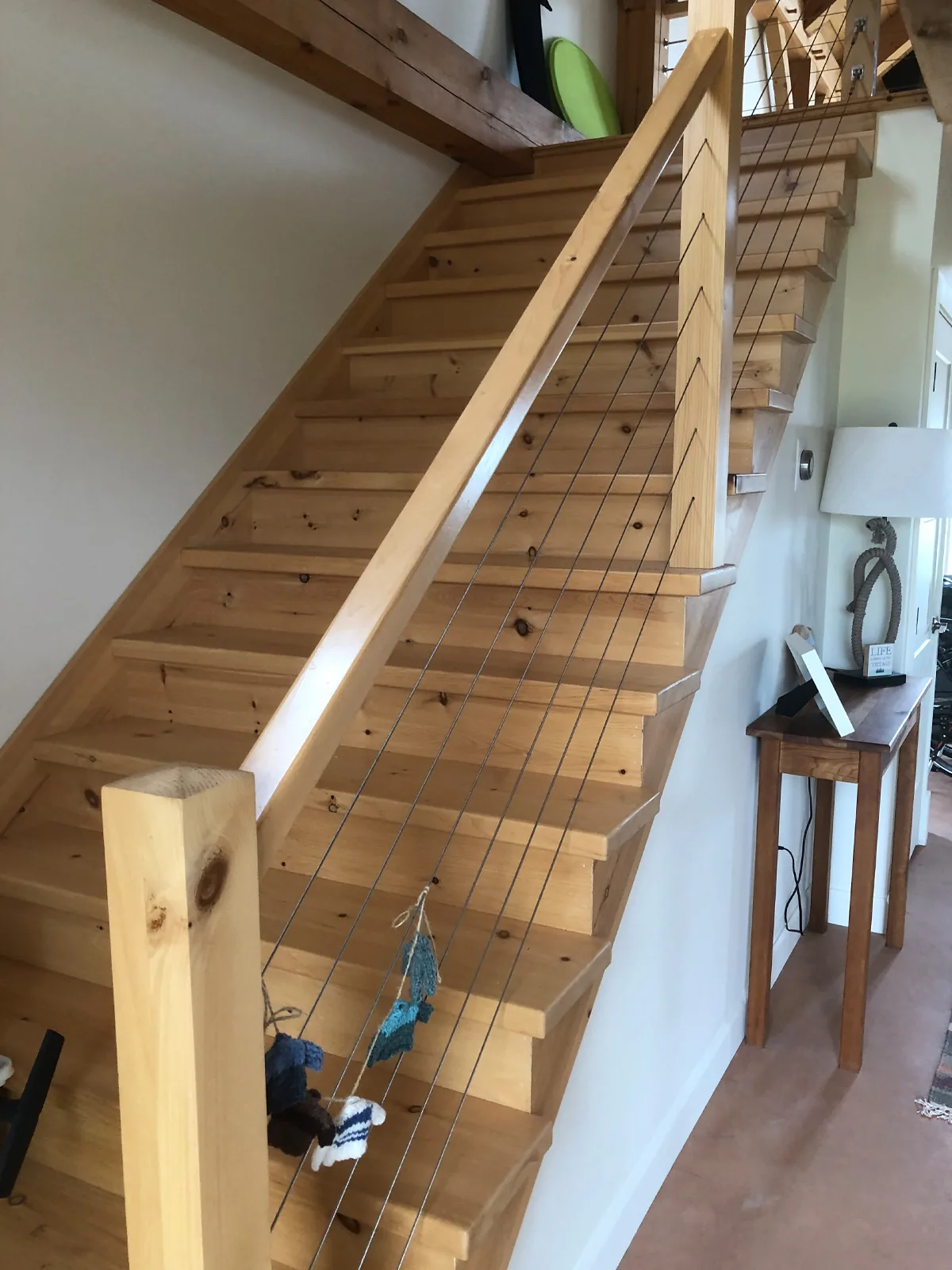 Holztreppe mit modernem Seilgeländer