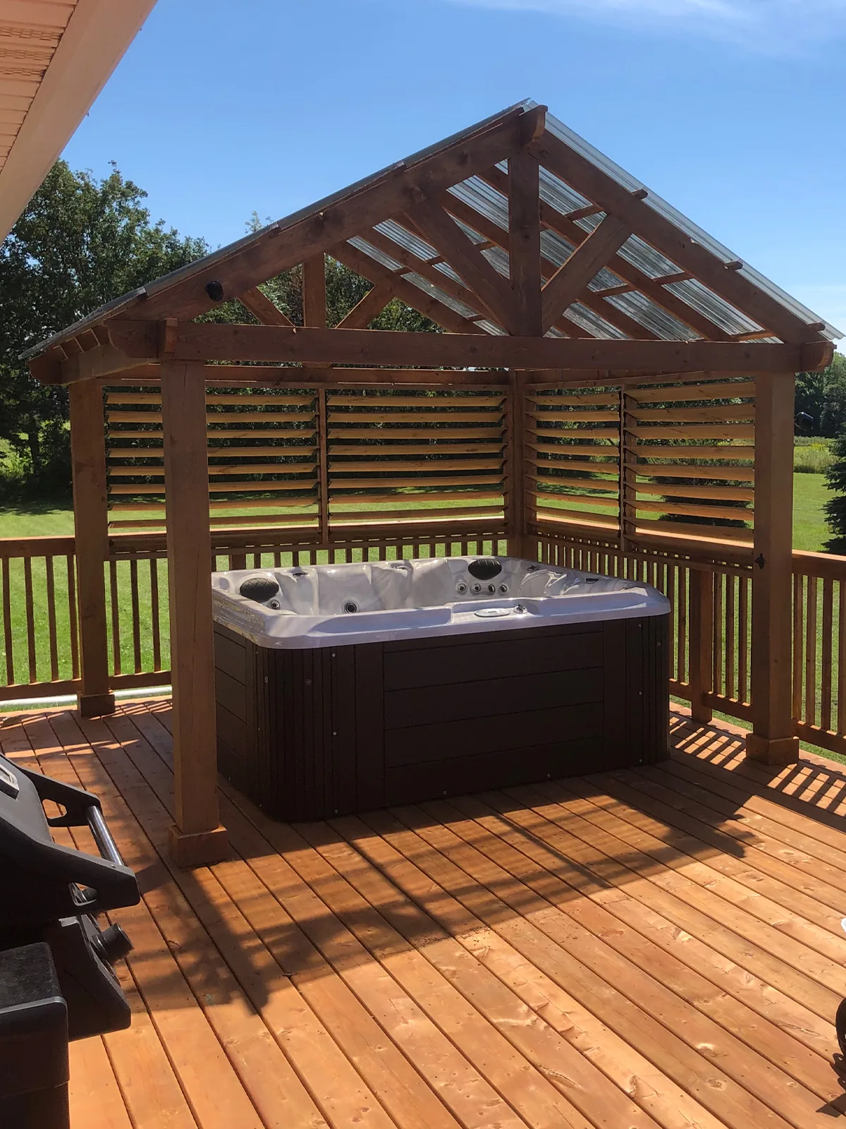Terrasse mit Pergola und Whirlpool